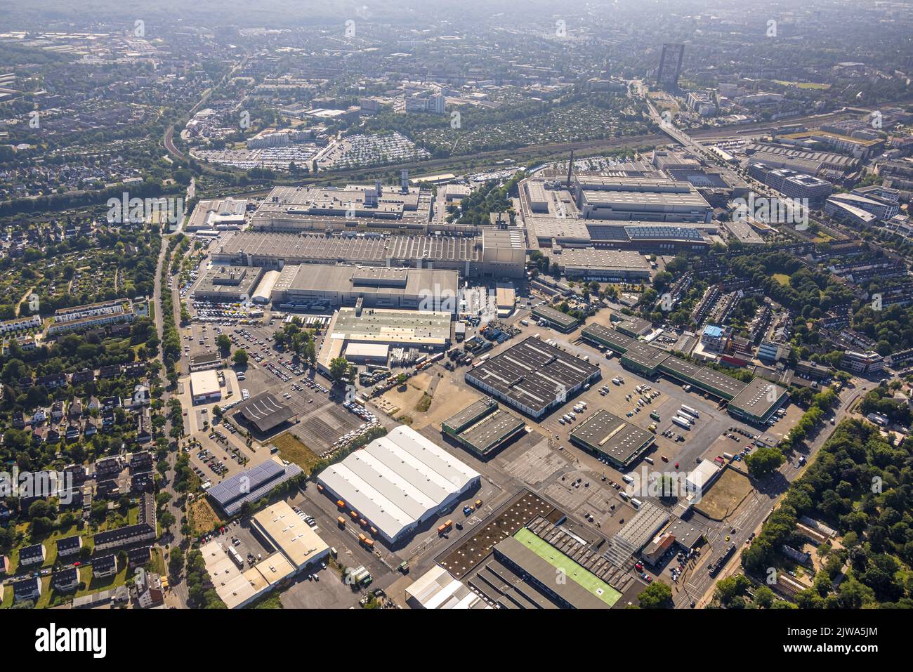 Luftaufnahme, Mercedes Benz Werksgelände, mit Autolager Mercedes-Parkplätze werden geladen, Mörsenbroich, Düsseldorf, Rheinland, Nordrhein-Westph Stockfoto