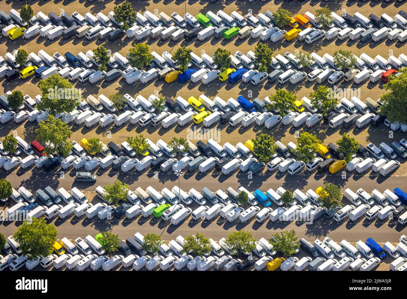 Luftbild, Automobillager Loading Mercedes Parkplätze, Formen und Farben, Mörsenbroich, Düsseldorf, Rheinland, Nordrhein-Westfalen, Deutschland, Automo Stockfoto