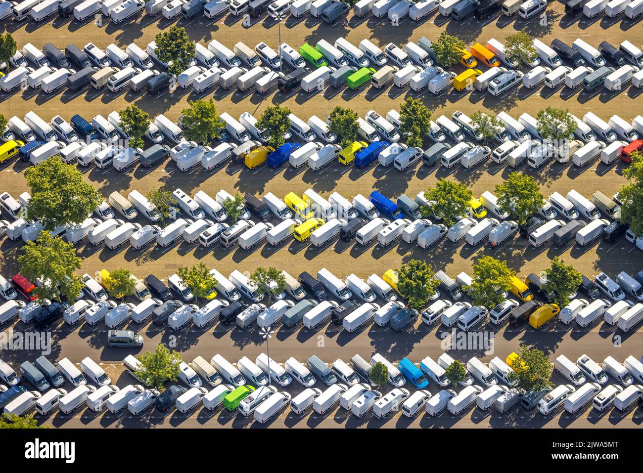 Luftbild, Autohaus Laden Mercedes-Parkplätze, Formen und Farben, Mörsenbroich, Düsseldorf, Rheinland, Nordrhein-Westfalen, Deutschland, Automobili Stockfoto