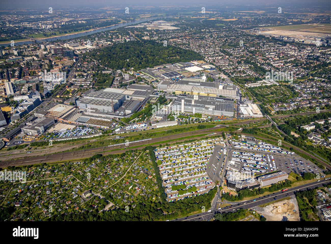 Luftaufnahme, Mercedes Benz Werksgelände, mit Autolager Mercedes-Parkplätze werden geladen, Mörsenbroich, Düsseldorf, Rheinland, Nordrhein-Westph Stockfoto