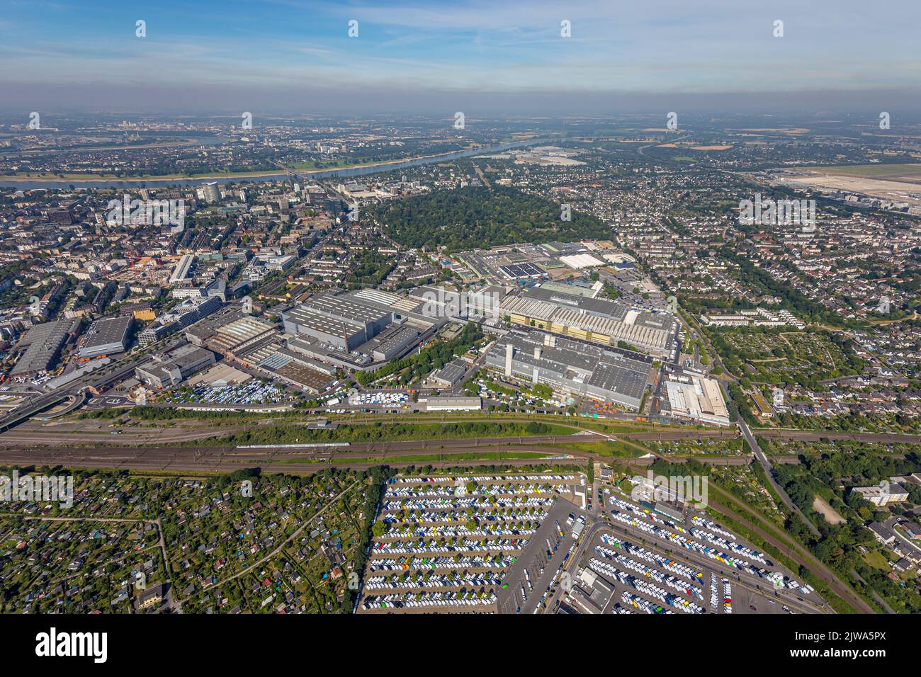 Luftaufnahme, Mercedes Benz Werksgelände, mit Autolager Mercedes-Parkplätze werden geladen, Mörsenbroich, Düsseldorf, Rheinland, Nordrhein-Westph Stockfoto