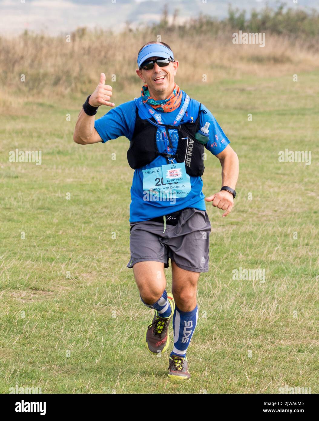 Läufer und Wanderer starten die South Coast Challenge bei für ihre ausgewählten Wohltätigkeitsorganisationen. Jeder Teilnehmer muss entweder eine 100km, 57km, 43km absolvieren. Stockfoto