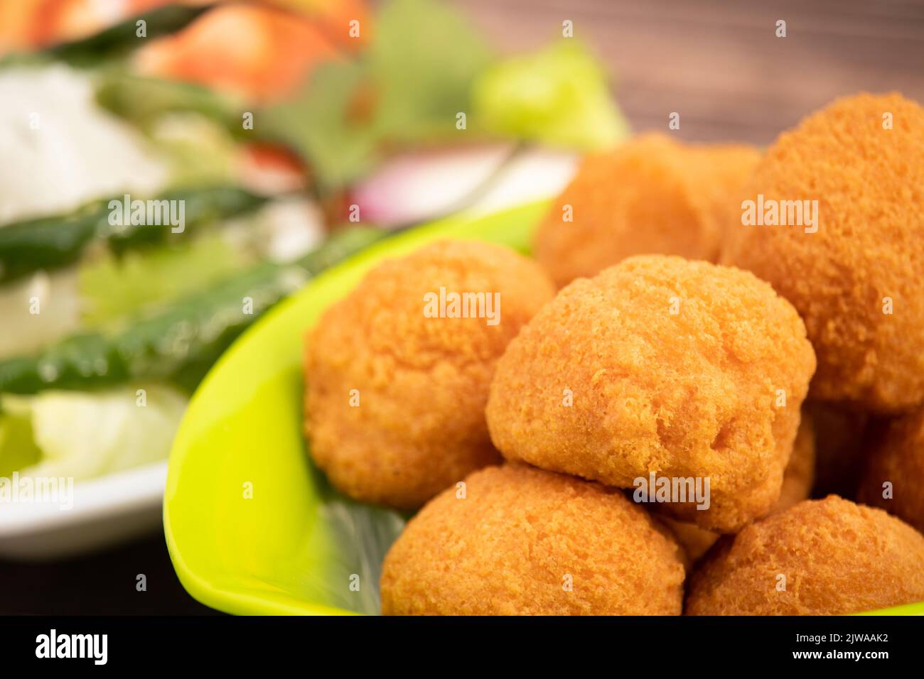 Indian Delhi Street Chaat Food Ram Laddu Pakode Oder Raam Ladoo Pakore Wird Aus Moong Dal, Yellow Mung Linsen, Chana Daal. Serviert mit weißem Radish M Stockfoto