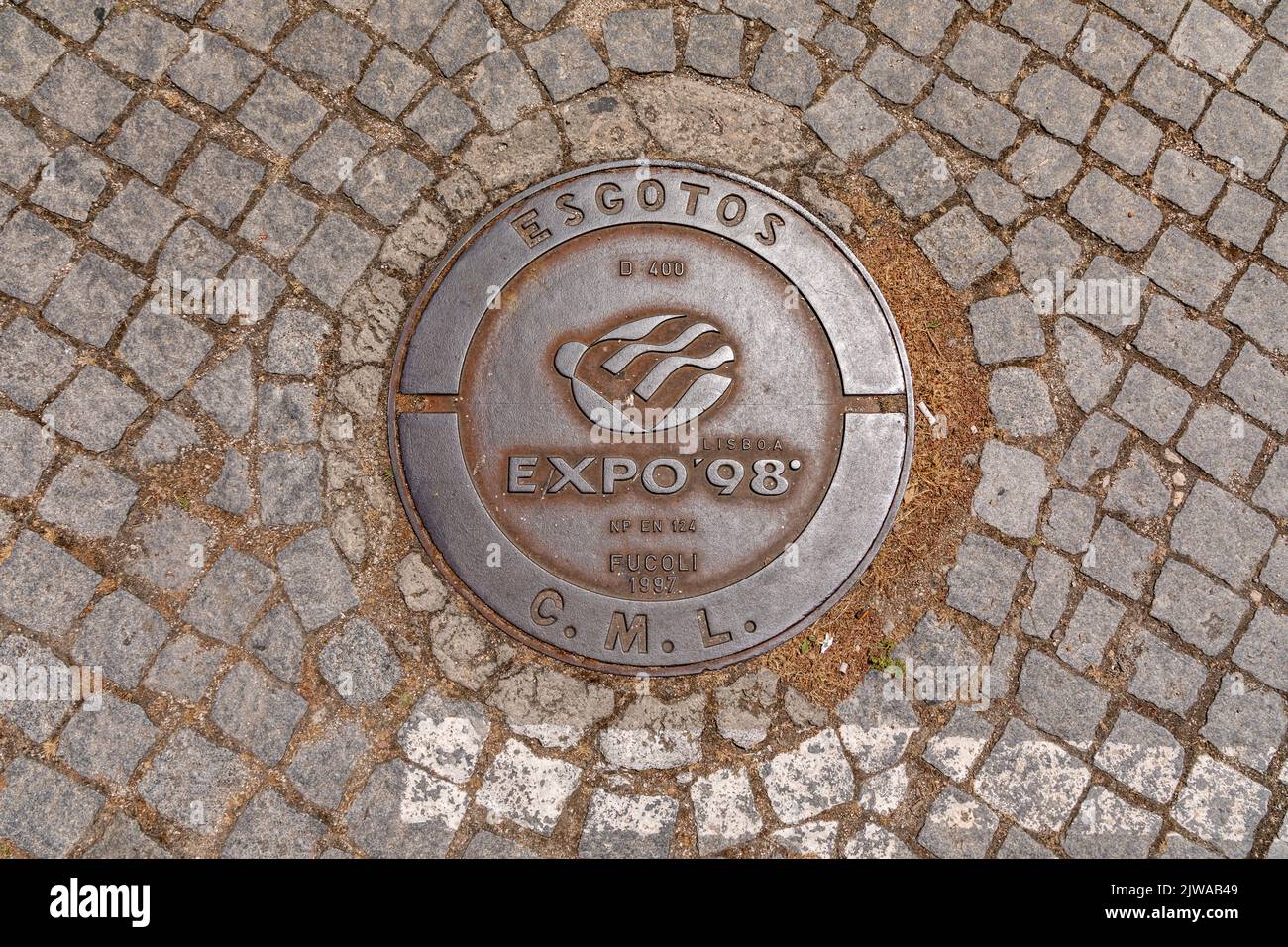 Eine Schachtabdeckung der Expo '98 auf dem Expo-Gelände in Lissabon, Portugal Stockfoto