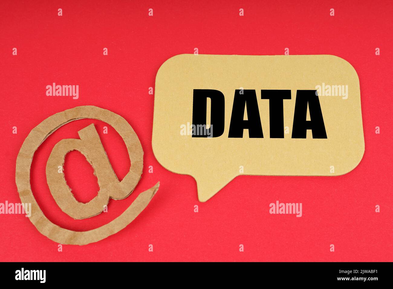 Auf einer roten Fläche ein Symbol und ein Zeichen mit der Aufschrift - Daten Stockfoto