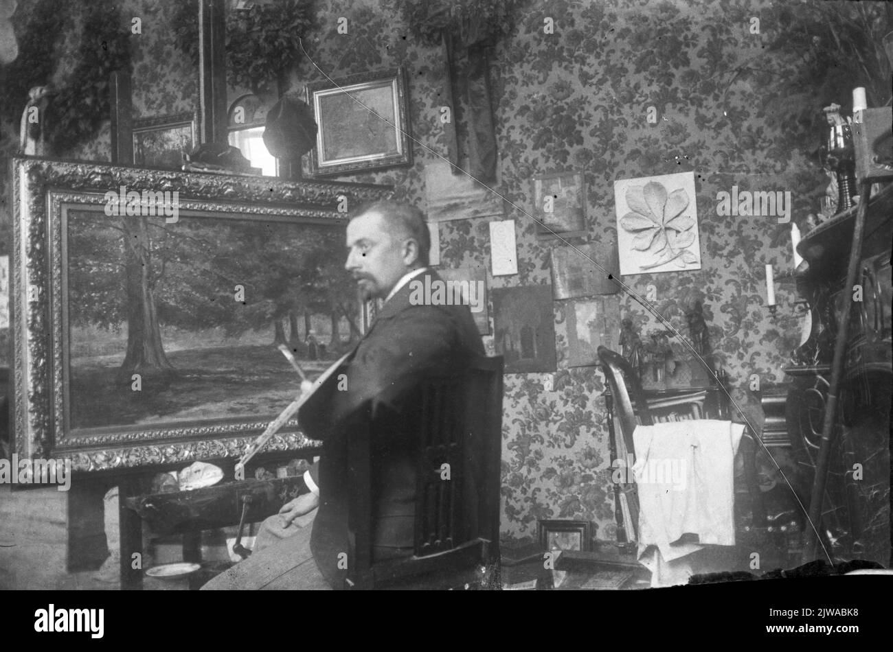 Porträt des Malers G.W.P. van Dokkum, in seinem Atelier, wahrscheinlich im Haus lange Lauwerstraat 25b in Utrecht. Stockfoto