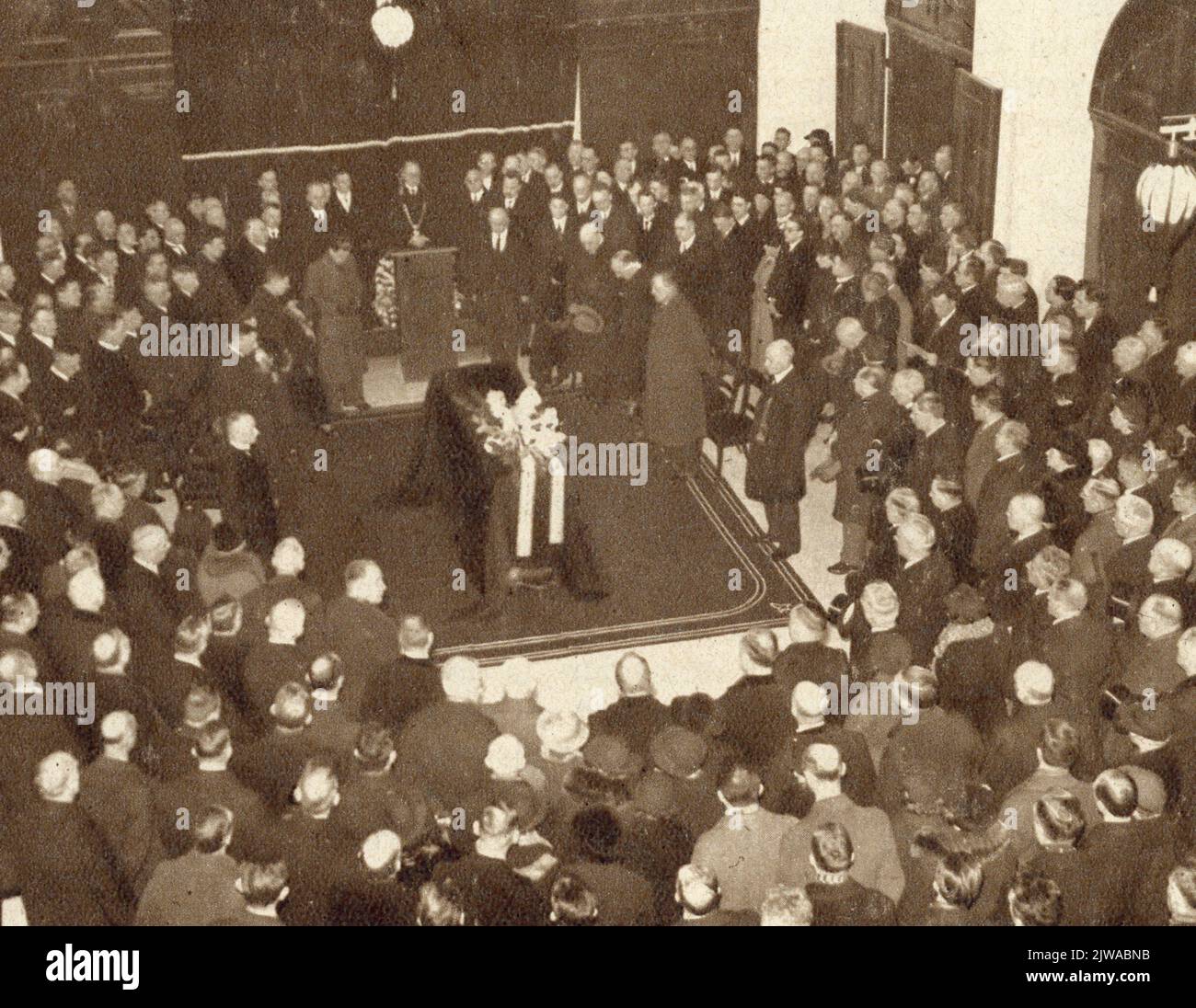 Weniger als 50 Jahre alt starb in Utrecht Herr G.L. De Haas, lebt von Stadtrat und Ratsherr der Gemeinde, bekannte Persönlichkeit in den Kreisen der Sozialdemokratie und Getränkekontrolle. Die Einäscherung der Überreste von Westerveld fand mit enormem Interesse statt. Im Saal des Rathauses wurde der Sarg mit den Überresten ein paar Augen angelegt, nach denen der Bürgermeister, Herr dr. Ter Pelkwijk, eine auffällige Gedenkrede. Stockfoto