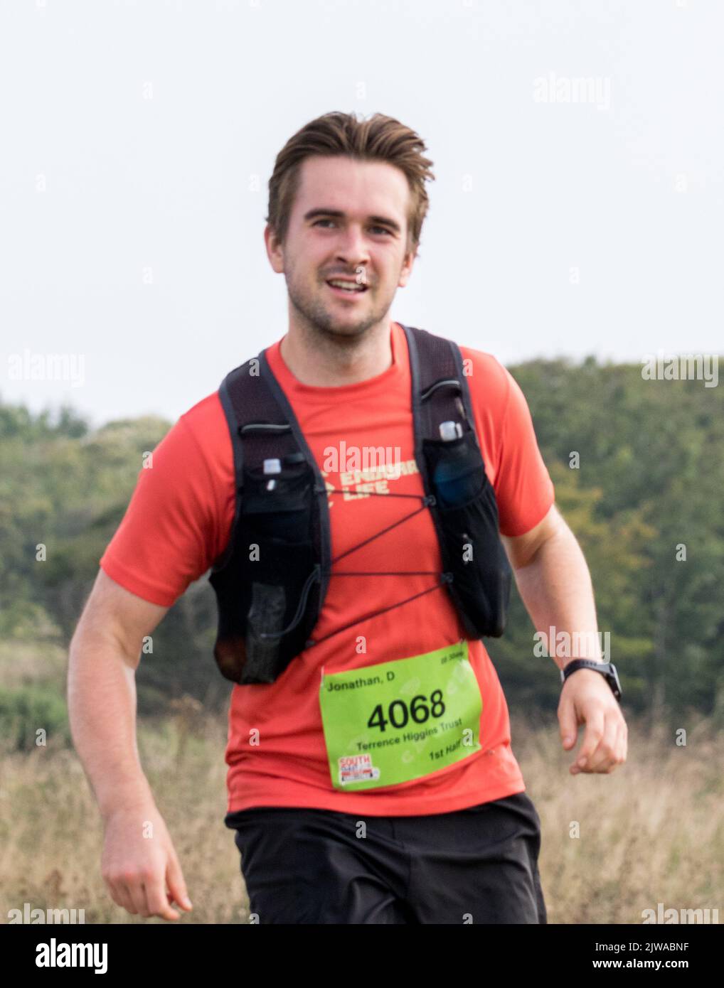 Läufer und Wanderer starten die South Coast Challenge bei für ihre ausgewählten Wohltätigkeitsorganisationen. Jeder Teilnehmer muss entweder eine 100km, 57km, 43km absolvieren. Stockfoto