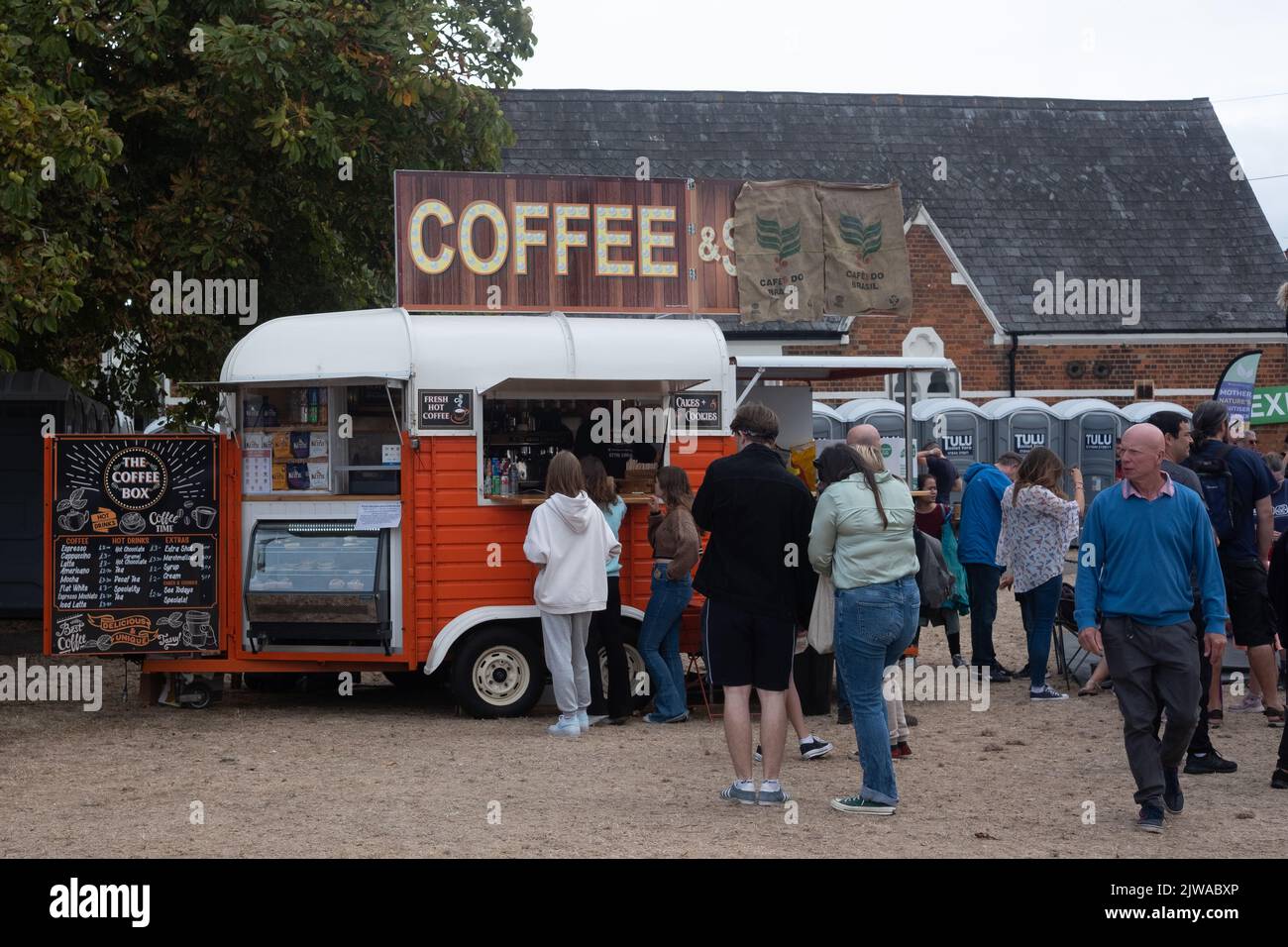 Auf der Kinecroft beim Wallingford Bunkfest 2022 stehen Leute Schlange, um Kaffee zu trinken Stockfoto