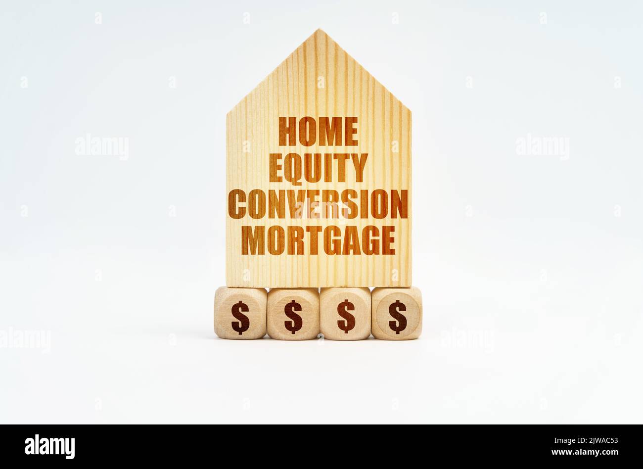 Auf einer weißen Oberfläche steht ein Holzmodell eines Hauses mit der Aufschrift - Home Equity Conversion Mortgage Stockfoto
