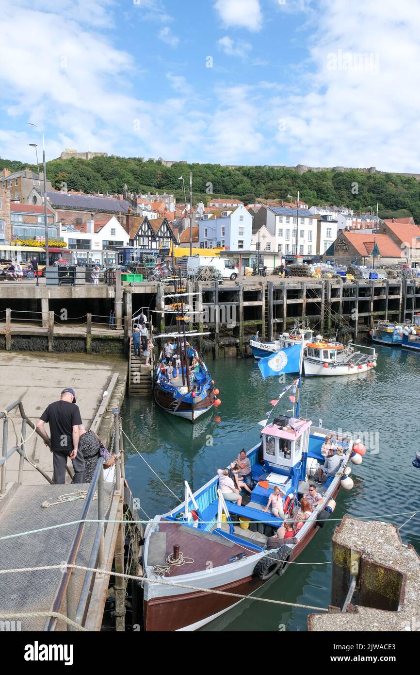 Scarborough, North Yorkshire, Großbritannien, 1 2022. September Touristen steigen im Hafen von Scarborough an Bord eines Ausflugsboots. Stockfoto