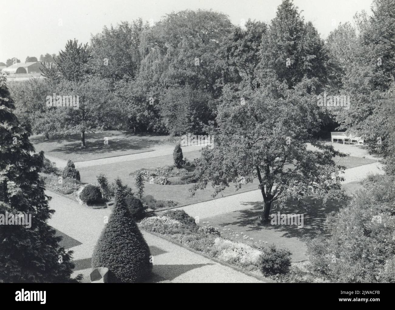 Blick im Schwestergarten auf der Westseite des Diakonessenhuis (Bosboomstraat 1) in Utrecht.n.b. Auf Anraten von Rev. H.H. Barger, Vorsitzender des Krankenhausvorstandes, hatte bereits nach dem Ankauf des Grundstücks im Jahr 1914 Bäume Pflanzen lassen, so dass der Garten bei der Fertigstellung des neuen Krankenhauses im Jahr 1929 bereits ein „erwachsenes Aussehen“ hatte. Stockfoto