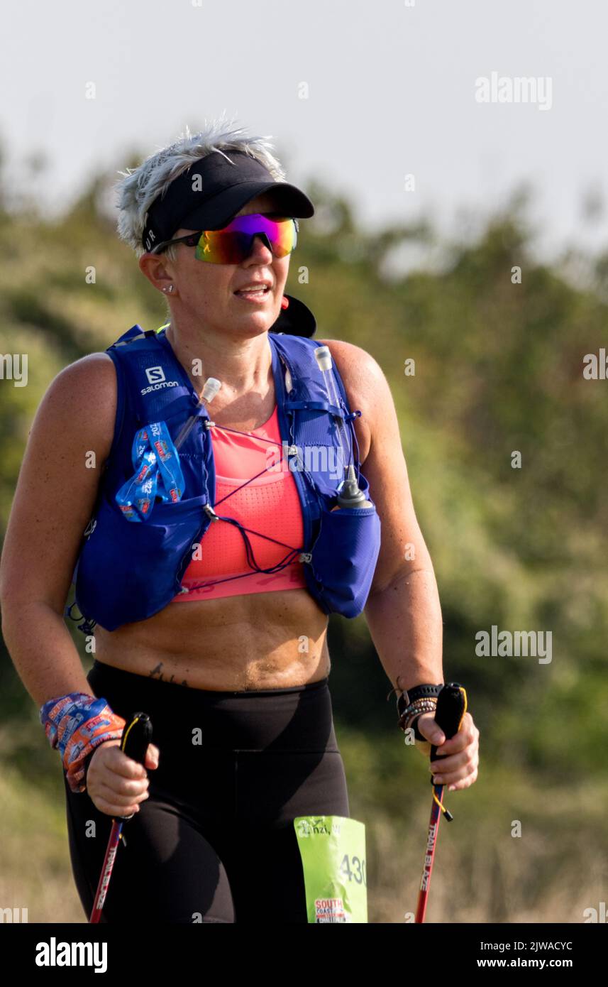 Läufer und Wanderer starten die South Coast Challenge bei für ihre ausgewählten Wohltätigkeitsorganisationen. Jeder Teilnehmer muss entweder eine 100km, 57km, 43km absolvieren. Stockfoto