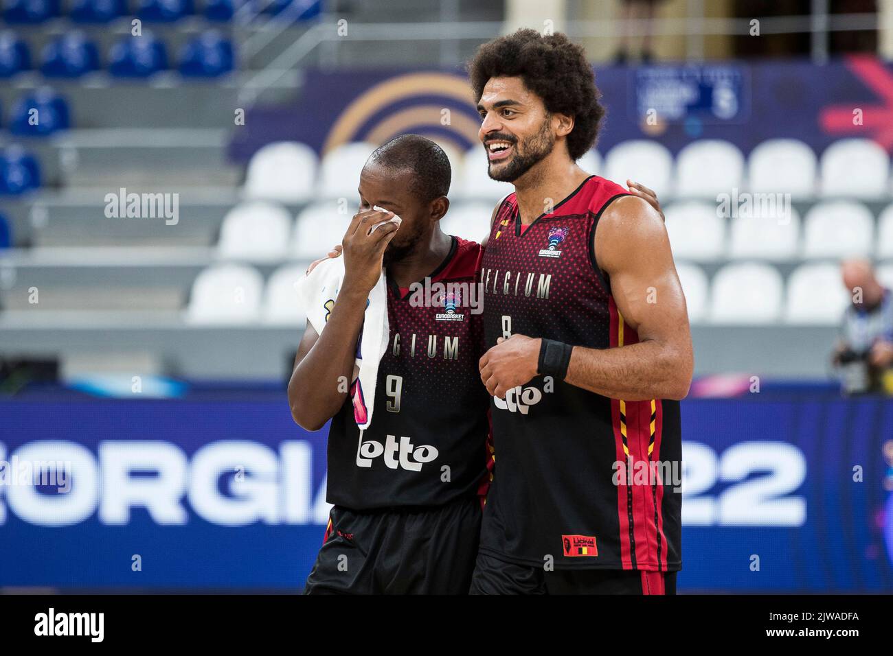 Die belgischen Spieler feiern nach dem Gewinn des Spiels zwischen Spanien und den belgischen Löwen, Spiel drei von fünf in der Gruppe A bei der EuroBasket 2022, Sonntag, 04. September 2022, im Tbilisi Sports Palace, in Tiflis, Georgien. Die Basketball-Europameisterschaft findet vom 1. Bis 18. September statt. BELGA FOTO NIKOLA KRSTIC Stockfoto