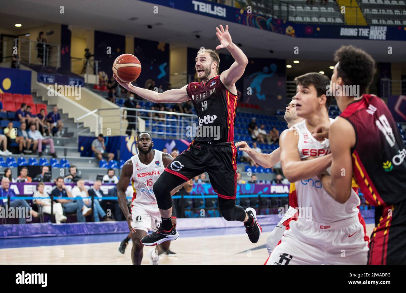 Die belgischen Spieler feiern nach dem Gewinn des Spiels zwischen Spanien und den belgischen Löwen, Spiel drei von fünf in der Gruppe A bei der EuroBasket 2022, Sonntag, 04. September 2022, im Tbilisi Sports Palace, in Tiflis, Georgien. Die Basketball-Europameisterschaft findet vom 1. Bis 18. September statt. BELGA FOTO NIKOLA KRSTIC Stockfoto