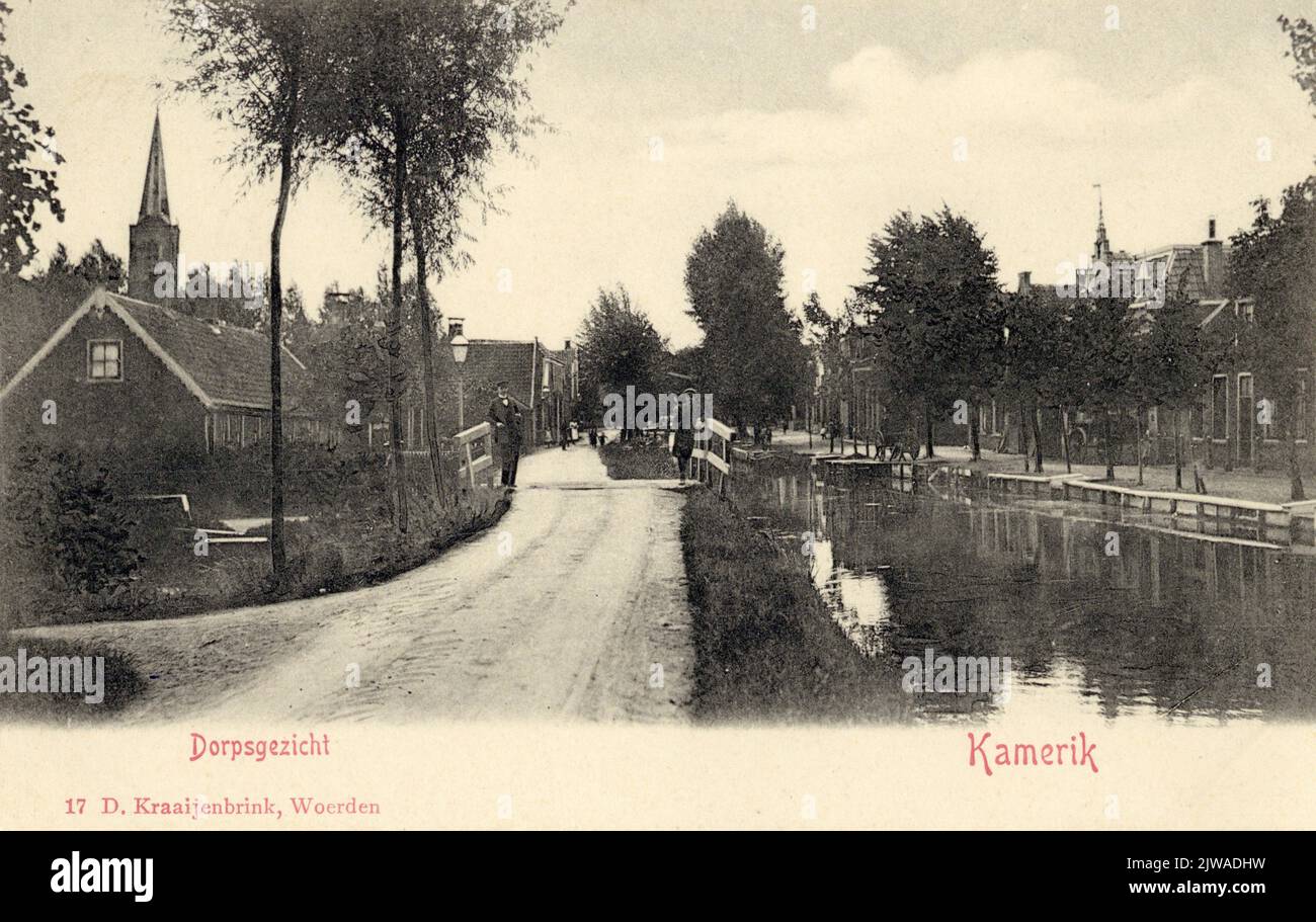 Ansicht des A in Kamerik, von Norden, mit der Kamerikse Wetering auf der rechten Seite und dem B.N.B. Die Gemeinde Kamerik wurde am 1. Januar 1989 in die Gemeinde Woerden aufgenommen. Der Straßenname A wurde 1955 in Van Teylingenweg und der Straßenname B in Mijzijde geändert. Stockfoto