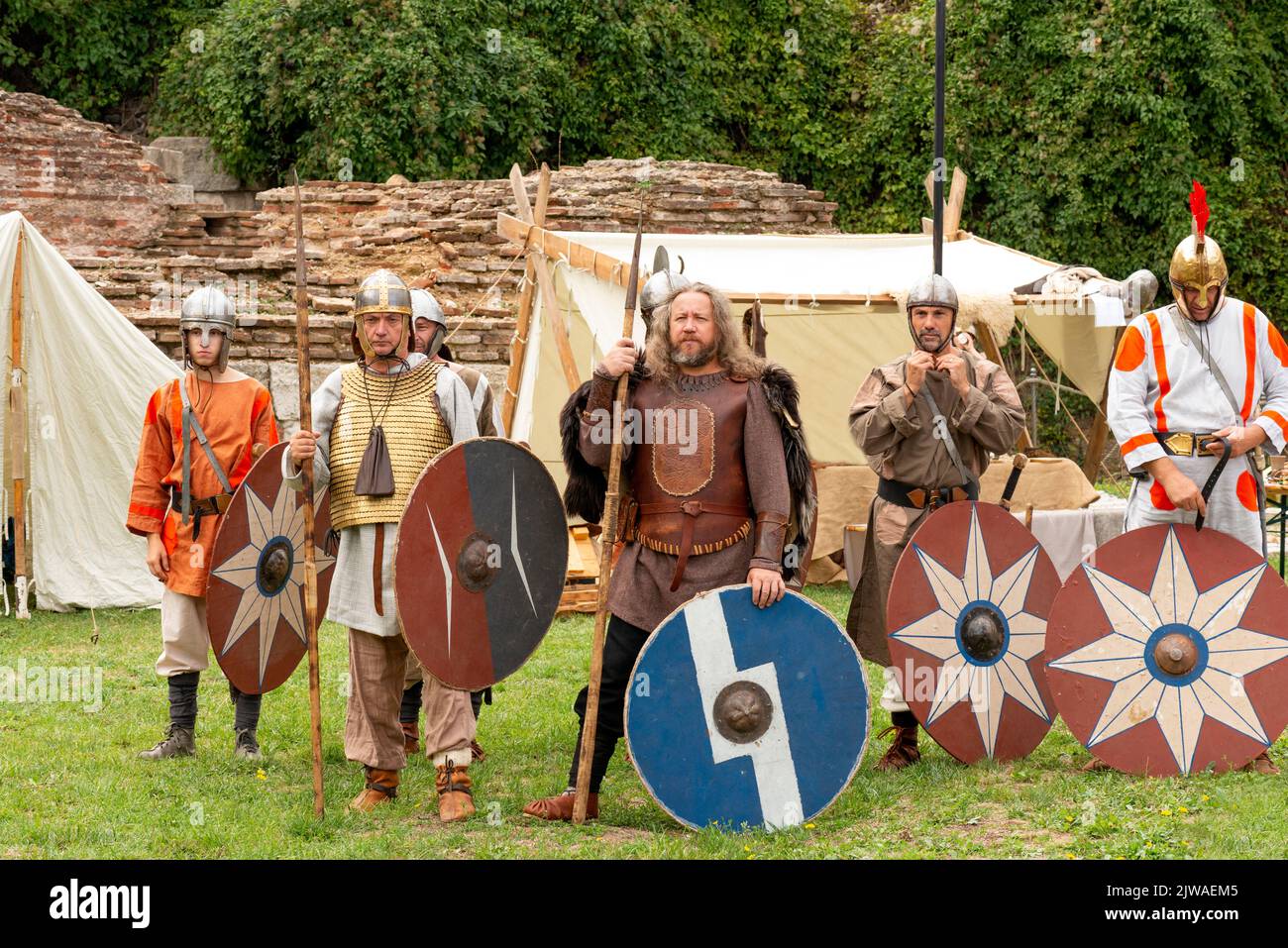 Gruppe von männlichen römischen Kriegern Reenactors nehmen an der Nachstellung des Römischen Reiches des 4.. Jahrhunderts während eines Kulturfestivals in Sofia, Bulgarien, EU Teil Stockfoto