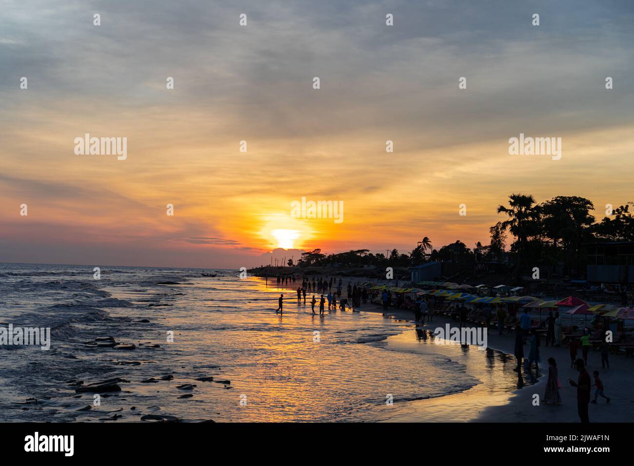 Sonnenuntergang Landschaft Foto von Kuakata Meer Strand . Abendhimmel auf nassem Sand reflektiert . Stockfoto