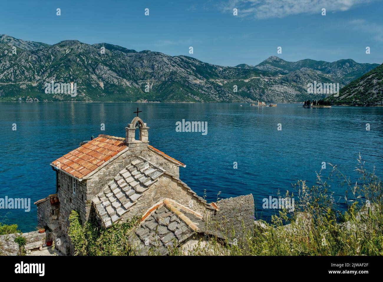 Die alte Kirche an der Küste der Bucht von Kotor Stockfoto