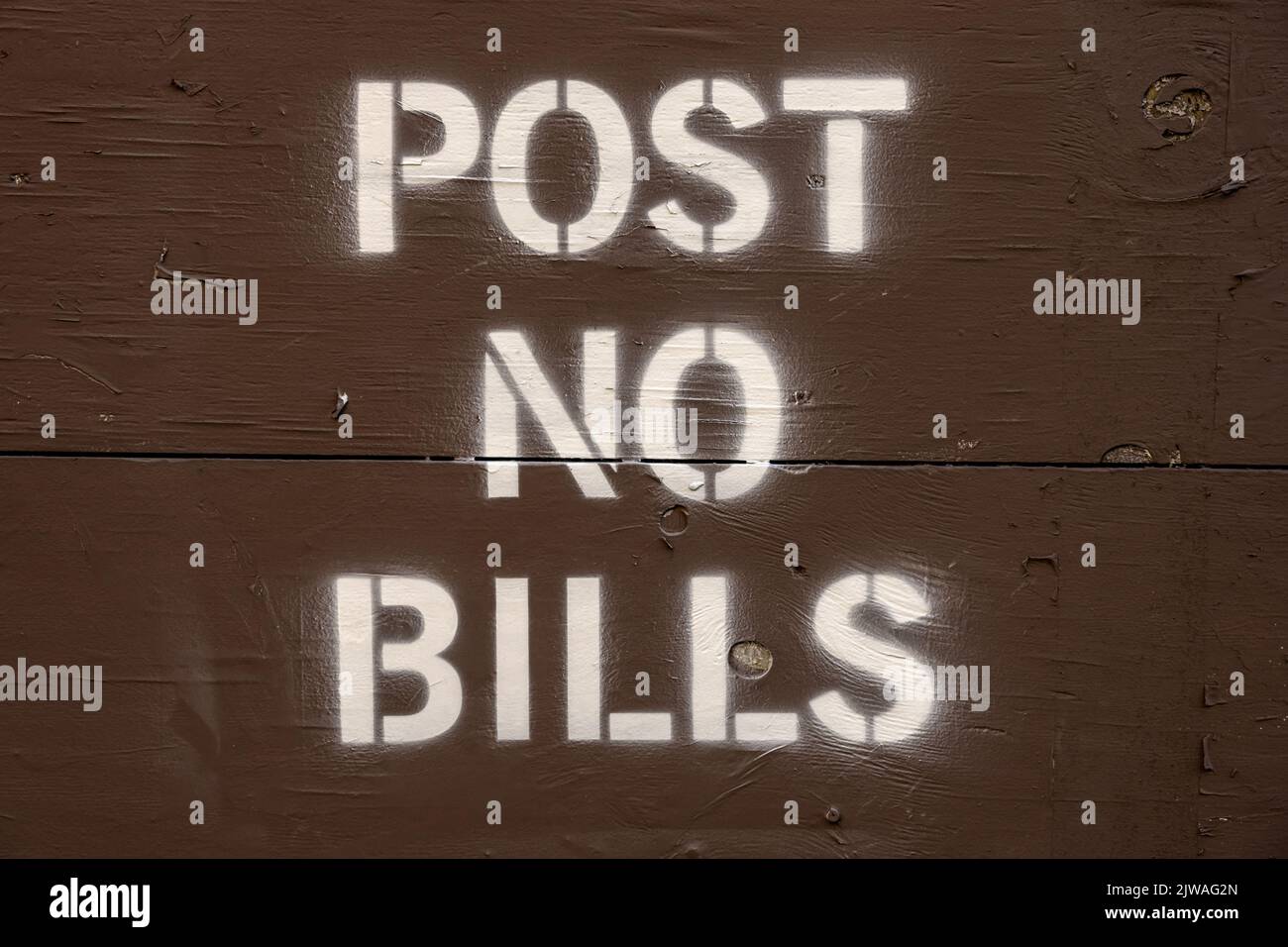 POST NO BILLS Spray auf braunen Holzbretons in San Francisco gemalt Stockfoto