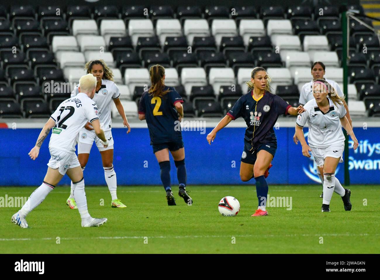 Swansea, Wales. 4. September 2022. Elianna Chavez aus Cardiff traf Frauen in Aktion während des Genero Adran Premier-Spiels zwischen Swansea City Ladies und Cardiff traf Frauen am 4. September 2022 im Swansea.com Stadium in Swansea, Wales, Großbritannien. Quelle: Duncan Thomas/Majestic Media. Kredit: Majestic Media Ltd/Alamy Live Nachrichten Stockfoto