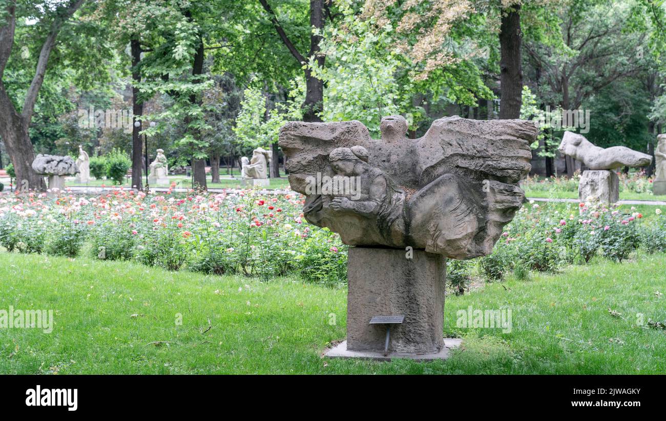 Bischkek, Kirgisistan - 2022. Mai: Bischkek Stadtpark voller Statuen und Skulpturen von verschiedenen Künstlern. Der City Park ist ein beliebtes Ausflugsziel für Einheimische Stockfoto