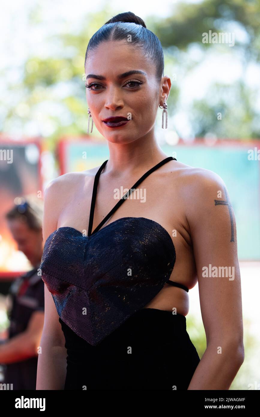 Elodie besucht den roten Teppich „Ti Mangio Il Cuore“ und „Les Enfants