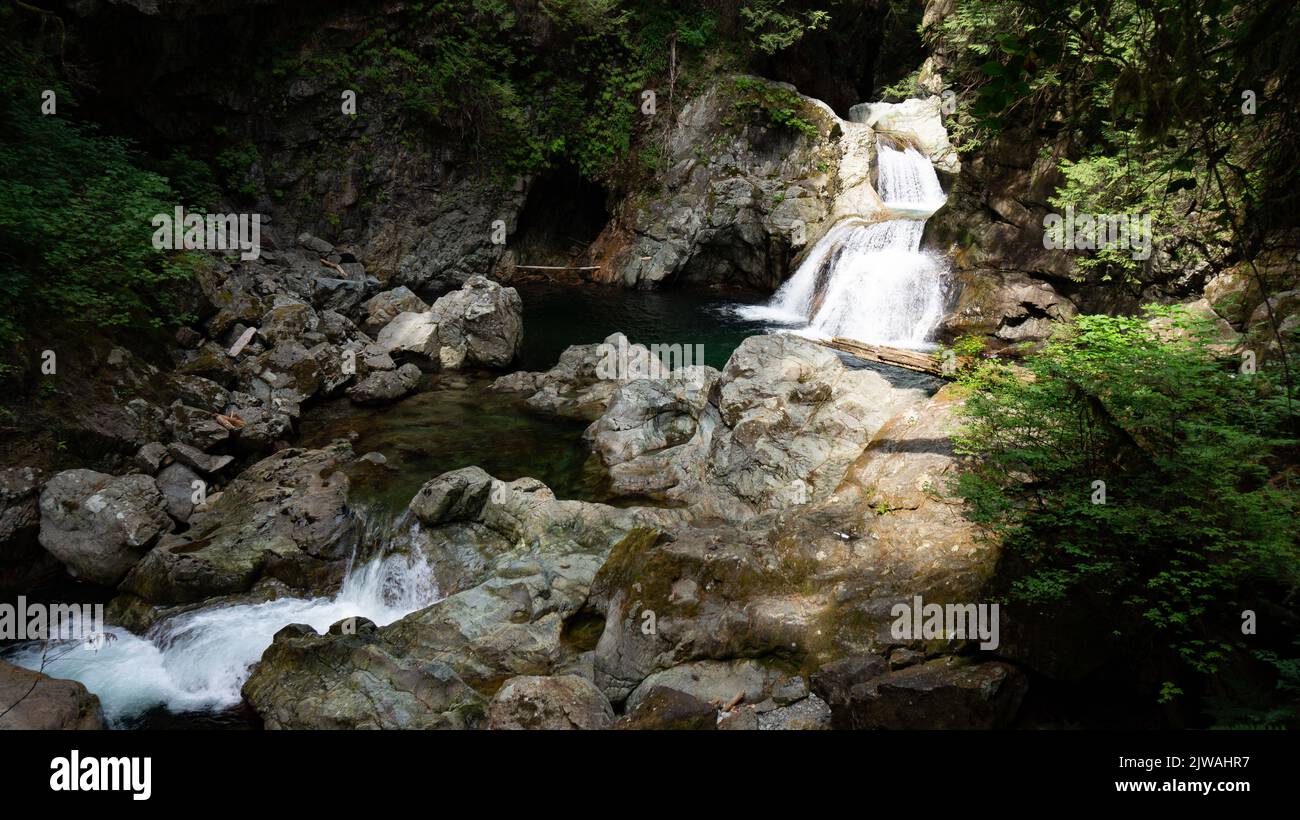 Folgen Sie der Ampel zum Wasserfall Stockfoto