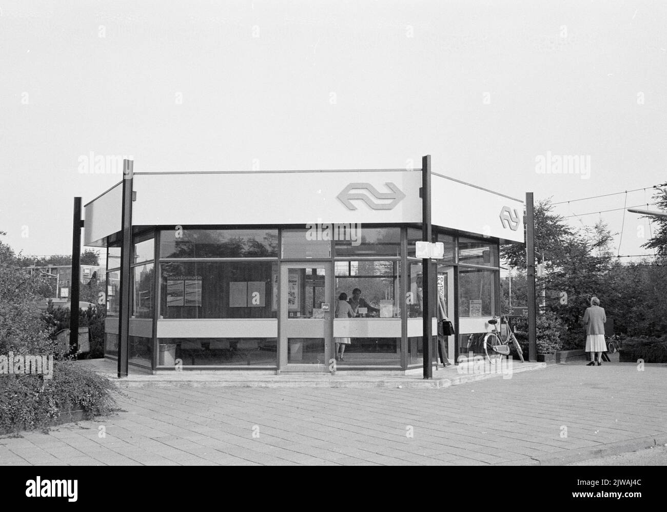 Blick auf den N.S. Bahnhof Bussum Zuid in Bussum. Stockfoto