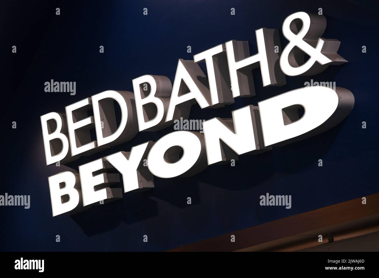 New York, USA. 04. September 2022. Bettwarenladen in einem Geschäft in New York, NY, 4. September 2022. Der Einzelhändler für Haushaltswaren, Bed Bath & Beyond, kündigte an, 150 Geschäfte zu schließen und 20 % seiner Arbeitskräfte aufgrund schwacher Verkäufe und hoher Lagerbestände zu reduzieren. (Foto von Anthony Behar/Sipa USA) Quelle: SIPA USA/Alamy Live News Stockfoto