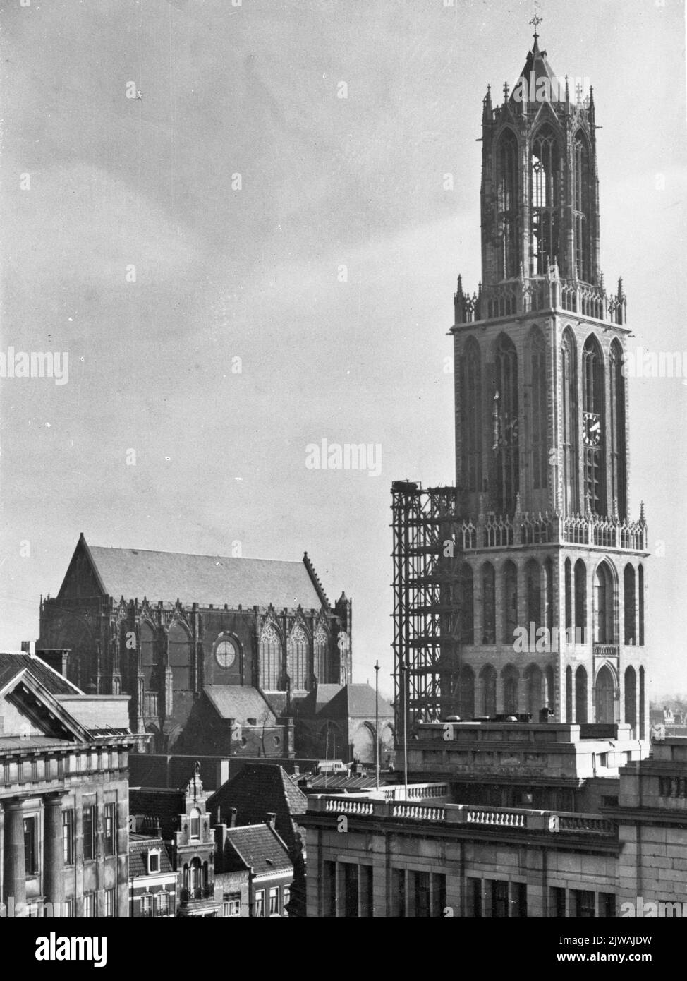 Ansicht des Domturms und des Domkerk (Domplein) in Utrecht, von Nordwesten, während der Restaurierung des unteren Teils des Turms. Stockfoto