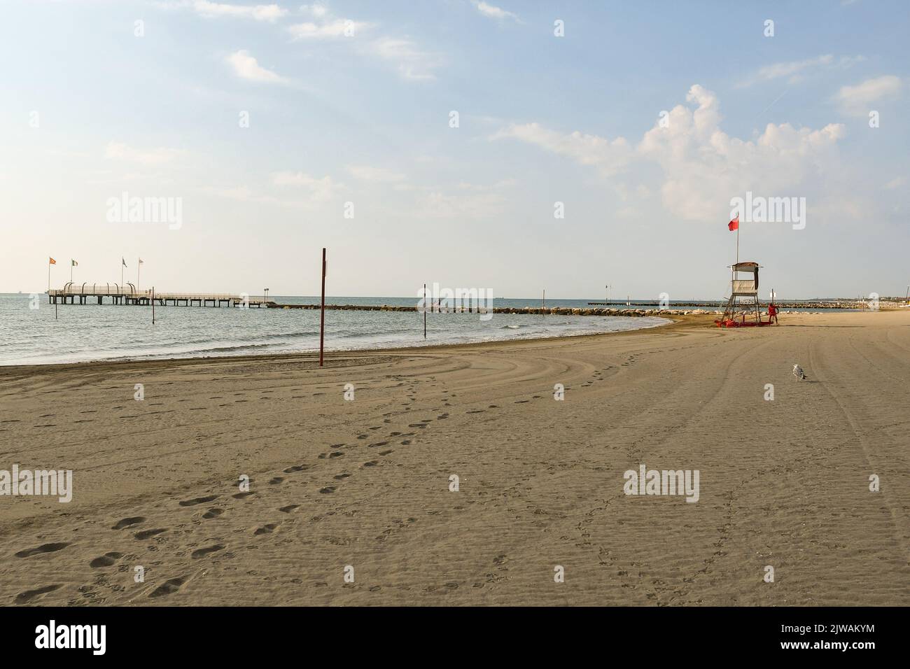Der leere Strand vor dem Cinema Palace am frühen Morgen, Lido di Venezia, Venedig, Venetien, Italien Stockfoto