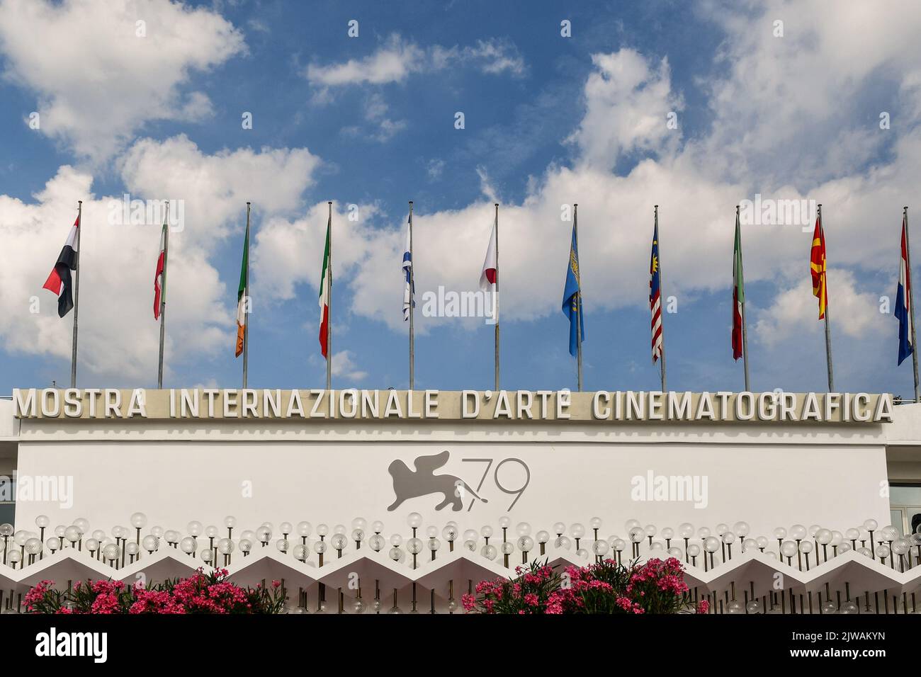 Schild und Fahnen an der Fassade des Cinema Palace, Sitz des Internationalen Filmfestivals von Venedig 79., Lido di Venezia, Venetien, Italien Stockfoto