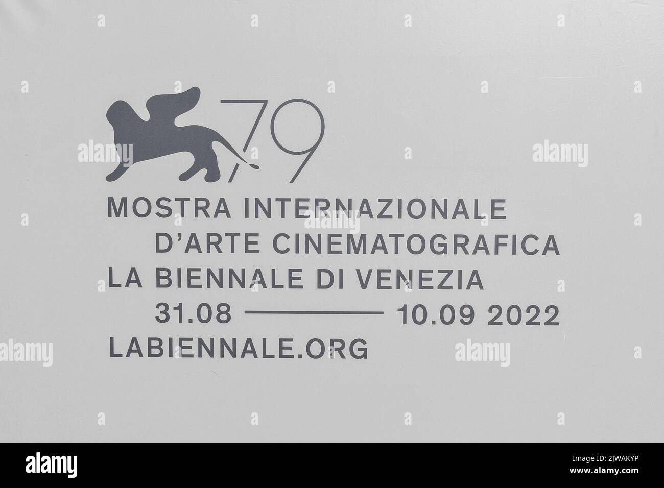 Logo des Internationalen Filmfestivals von Venedig 79., vom 31. August bis 10. September 2022 im Kinopalast von Venedig Lido, Venetien, Italien Stockfoto