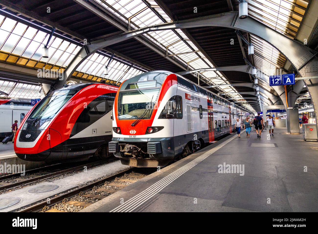Züge auf dem Bahnsteig am Bahnhof Zürich, Zürich, Schweiz Stockfoto