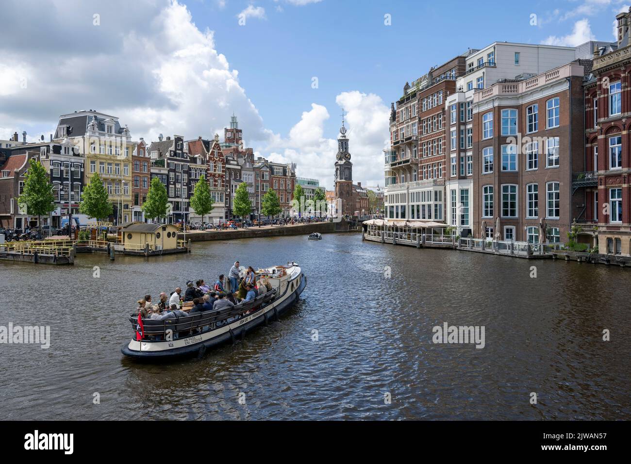 Boote in den Grachten von Amsterdam in Holland. Stockfoto