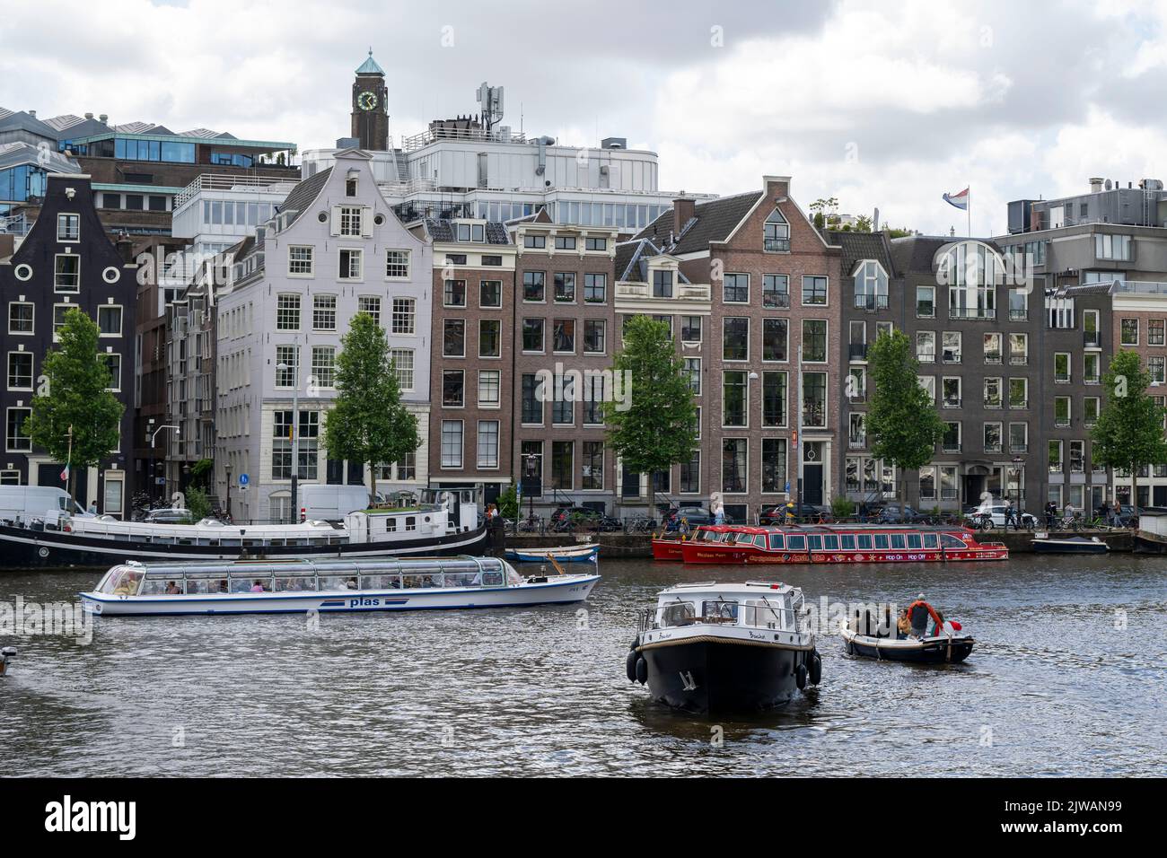 Boote in den Grachten von Amsterdam in Holland. Stockfoto