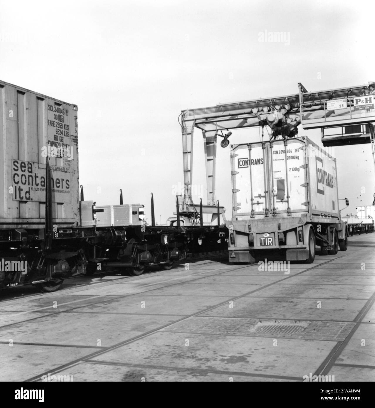 Bild vom Transport von Containern im Westhaven in Amsterdam. Stockfoto