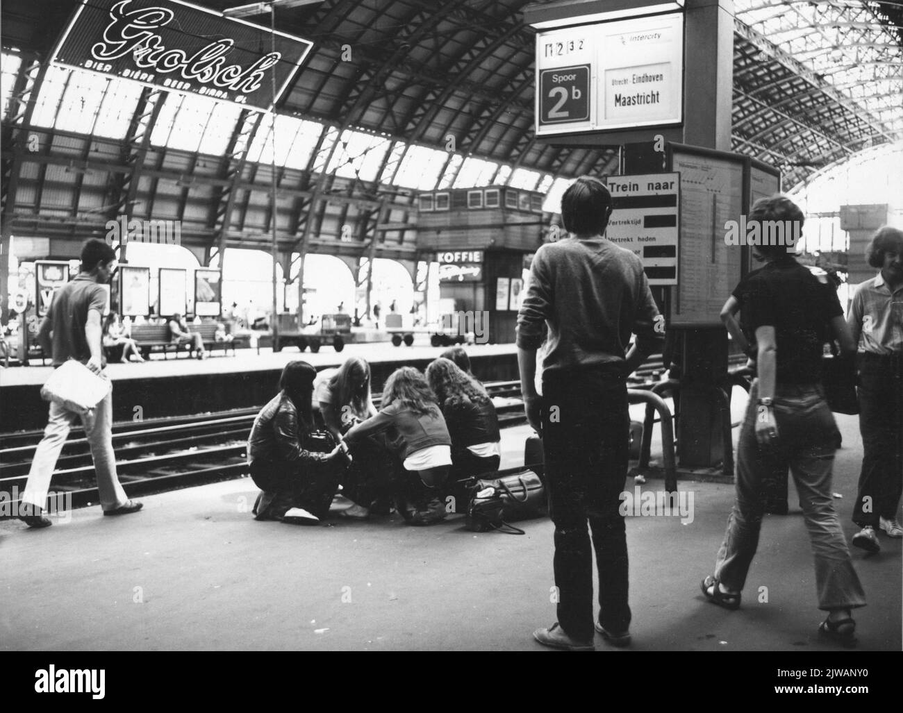 Bild von wartenden Zugreisenden auf dem ersten Bahnsteig des N.S. Bahnhofs Amsterdam et al. In Amsterdam. Stockfoto