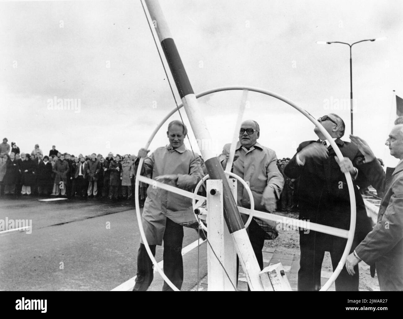 Bild von der offiziellen Eröffnung des Maarssenbroek-Teils zum A2 im Jahr S24, dem neuen Northern Randweg Utrecht (NRU), durch das Öffnen eines schließenden Baumes unter anderem von C.H. Letschert, ehemaliger Abgeordneter in der Provinz Utrecht (zweiter von links) und der Königin-Kommissar Koos Verdam (zweiter von rechts) .n.b. Diese Straße ist heute bekannt als der Zuilense Ring (N230). Stockfoto