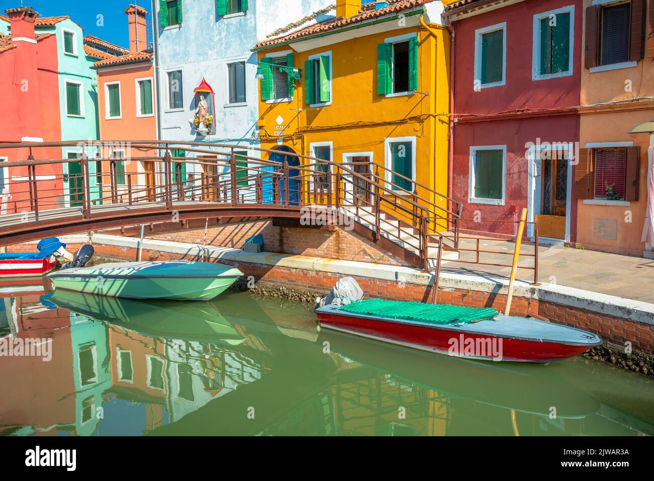 Burano Insel Kanalspiegelung, bunte Häuser und Boote, venezianische Lagune Stockfoto