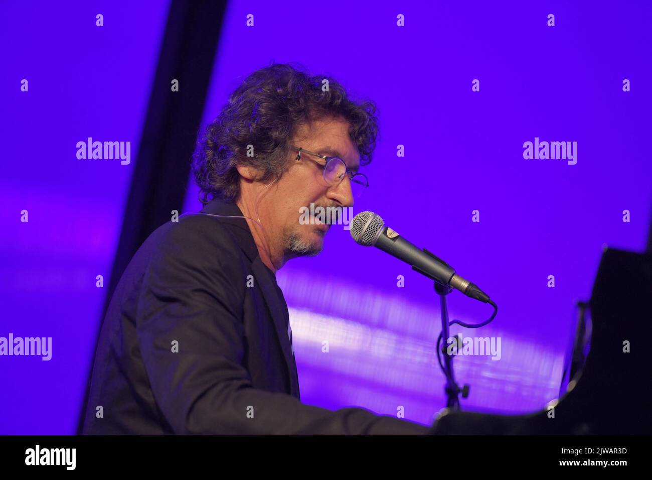 1. September 2022, Ischia, Kampanien, Italien: Der Pianist und Sänger Sergio Cammariere spielen das Klavier auf der Bühne des Auditorium Lacco Ameno, während seiner Ausstellung.bei der dreizehnten Ausgabe des Jazz-Festival, Piano Jazz Ischia 2022. (Bild: © Pasquale Gargano/Pacific Press via ZUMA Press Wire) Stockfoto