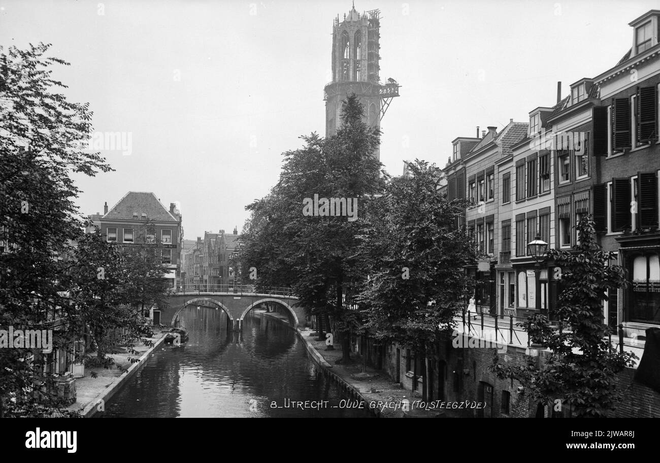 Zwei bekannte Hotels an der Vreeburg in Utrecht, nämlich Willems (im Vordergrund rechts) und das L'Europe (weiter hinten), sind in diesen Tagen geschlossen, im Zusammenhang mit der Erweiterung der Viestraat, die bald beginnen wird. Jeder Utrechtsenaar hat die Schließung sehr bereut, vor allem aus L'Europe, weil dieses Hotel in den Kreisen der Stichtenaren sehr beliebt war. Darüber hinaus sind dadurch zahlreiche Mitarbeiter arbeitslos, und das ist zu diesem Zeitpunkt eine schlechte Sache. Unten Stockfoto