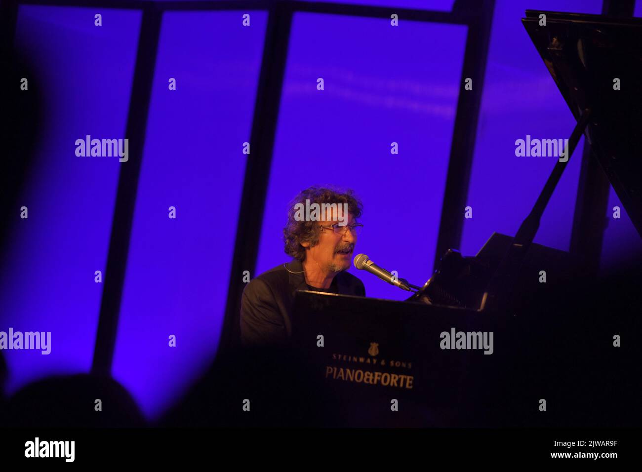 1. September 2022, Ischia, Kampanien, Italien: Der Pianist und Sänger Sergio Cammariere spielen das Klavier auf der Bühne des Auditorium Lacco Ameno, während seiner Ausstellung.bei der dreizehnten Ausgabe des Jazz-Festival, Piano Jazz Ischia 2022. (Bild: © Pasquale Gargano/Pacific Press via ZUMA Press Wire) Stockfoto