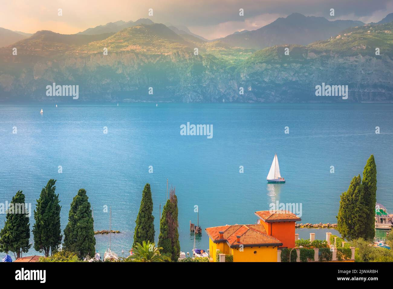 Oberhalb des idyllischen Gardasees mit Segelbooten in Malcesine bei Sonnenuntergang, italienische alpen Stockfoto