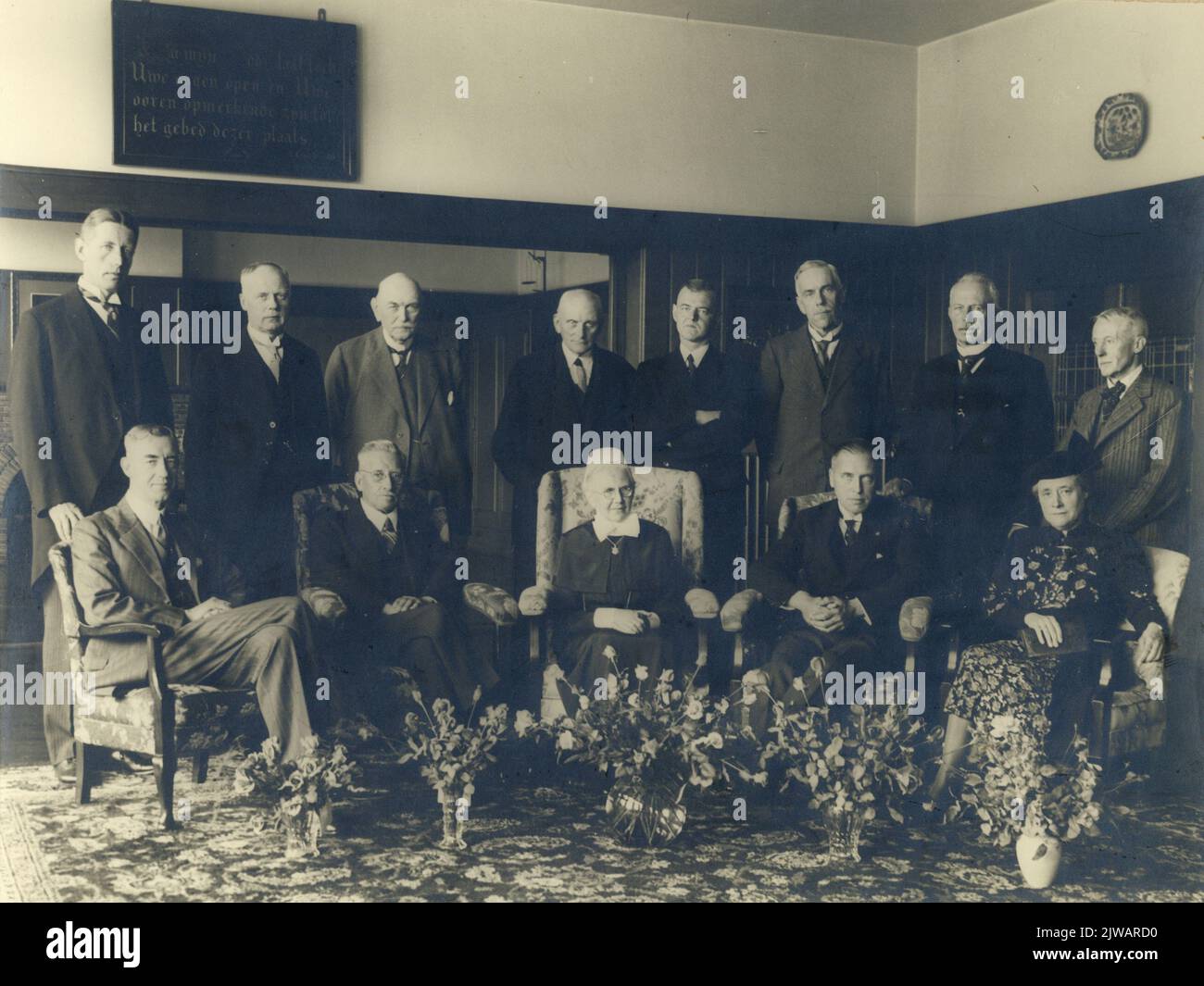 Gruppenportrait des Vorstands und der Geschäftsführung der Diakonessenhuis (Bosboomstraat 1) in Utrecht, mit der lenkenden Schwester C.M. Haspels, links von ihrem Rev. P. Veen, dem Vorsitzenden der Geschäftsführung, und direkt hinter ihrem ständigen Direktor, Dr. M.A. van Melle. Stockfoto