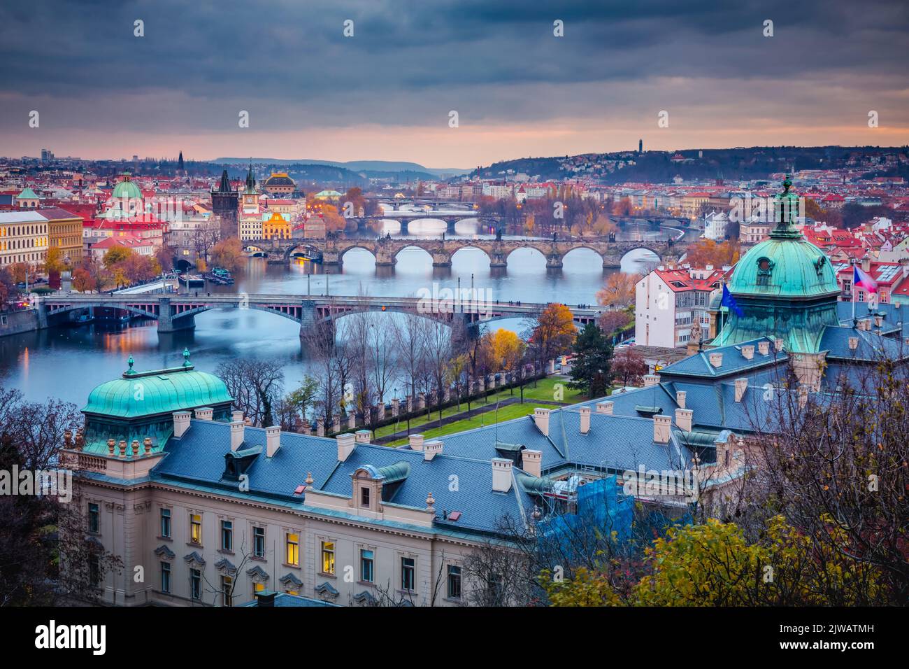 Über Prag Altstadt Brücken und Fluss Moldau in der Dämmerung, Tschechische Republik Stockfoto