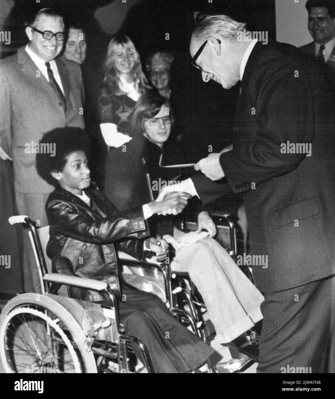 Bild vom Angebot einiger Freikarten durch Bürgermeister mr. T.M.J. De Graaf an einige Studenten der St. Maartens Klinik in Nijmegen während der offiziellen Eröffnung der erneuerten Halle der N.S. Station Nijmegen. Stockfoto
