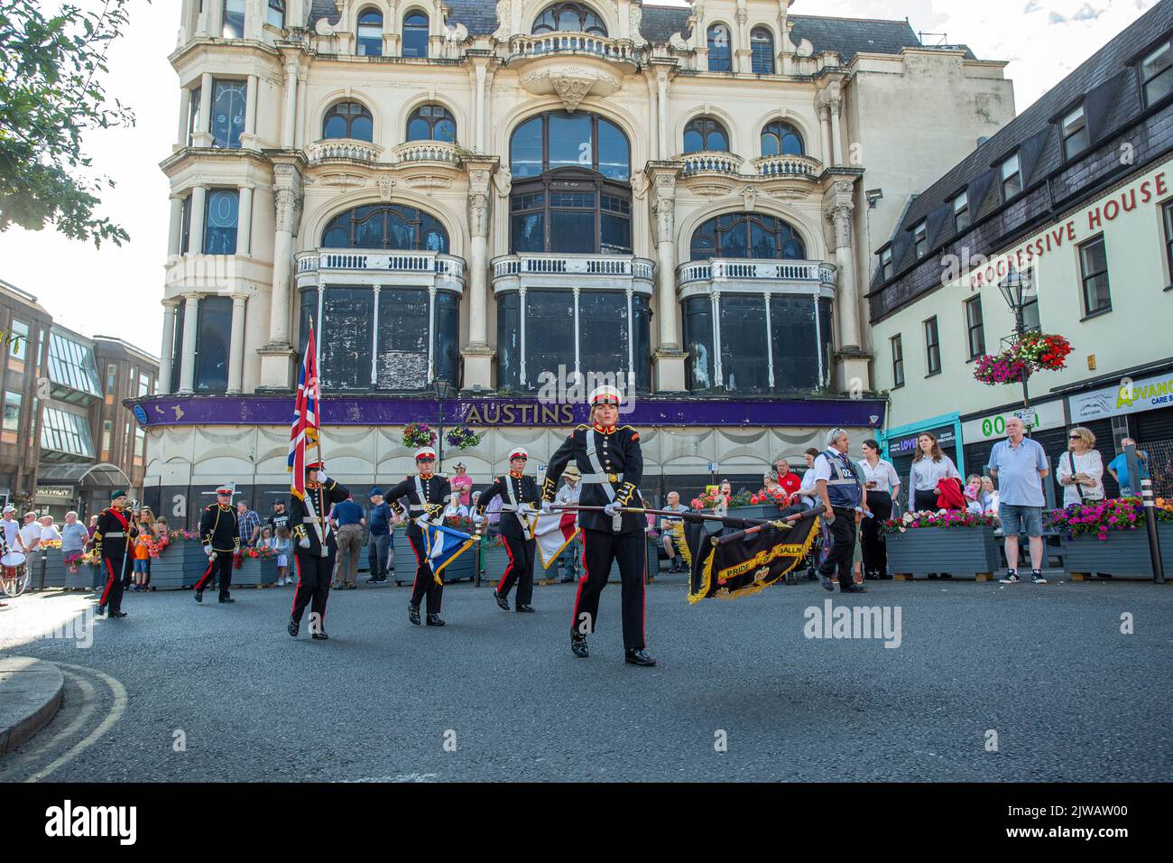 Die Pride of Ballinran Flute Band aus Kilkeel passiert die High Street während der Relief of Derry Celebrations am Samstag. © Horst A. Friedrichs Stockfoto