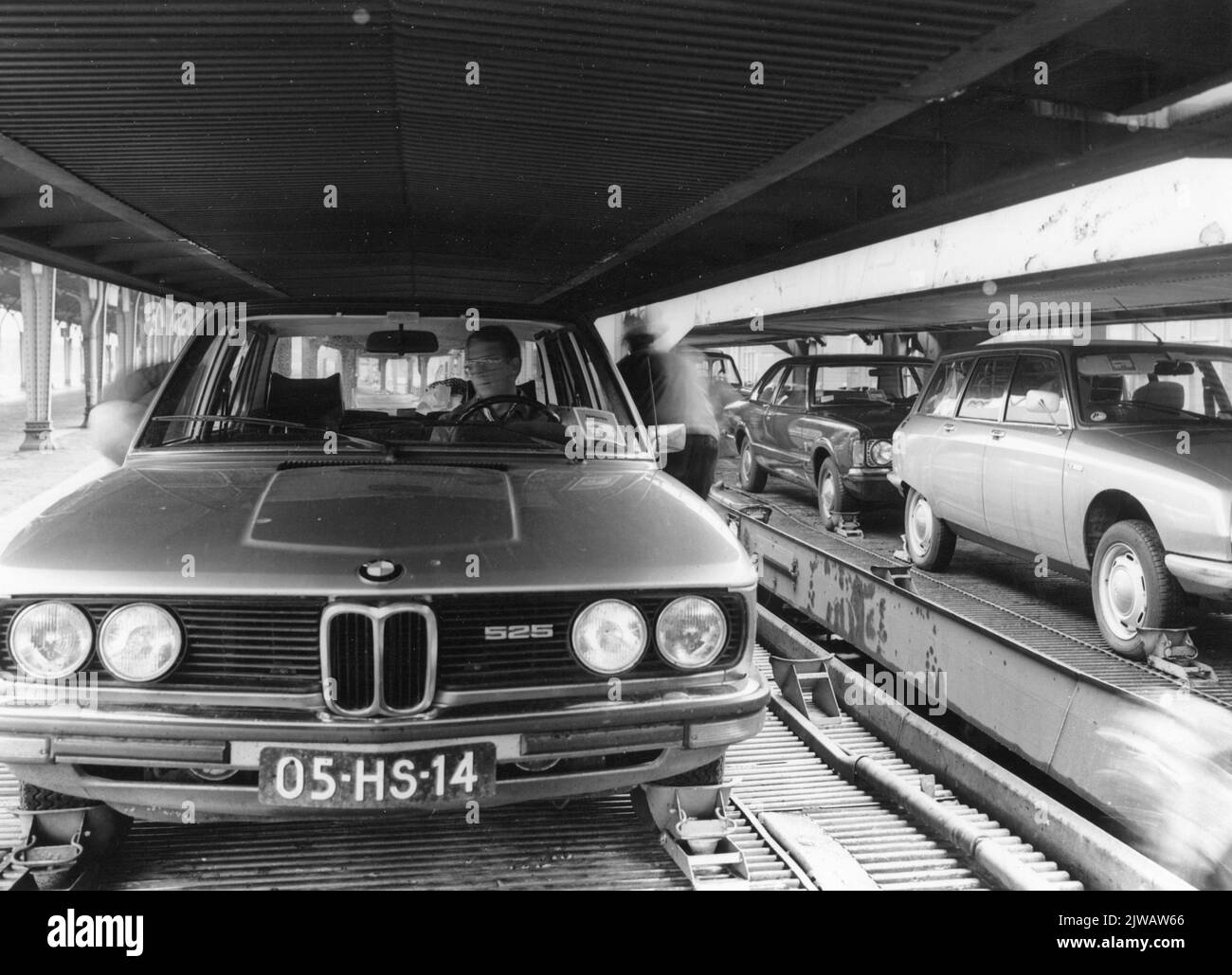 Bild eines Autos in einem schlafenden Zug auf der N.S. Station 's-Hertogenbosch. Stockfoto